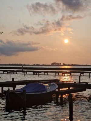 
                            <b>Boot aangemeerd bij steiger met zonsondergang en weerspiegeling in het water.</b><br>
                                                        <b>ISO:</b> 50 | <b>Sluitertijd:</b> 1/3378 | <b>Diafragma:</b> f/2.4 | <b>Datum:</b> 2025-06-15

                        