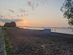 
                            <b>Zonsondergang boven meer met rustige kustlijn en enkele bomen.</b><br>
                                                        <b>ISO:</b> 50 | <b>Sluitertijd:</b> 21777/12500000 | <b>Diafragma:</b> f/1.8 | <b>Datum:</b> 2025-06-15

                        