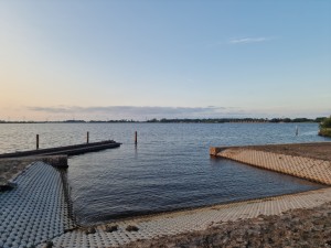
                            <b>Oever bij een meer met aanlegsteigers en bestraat pad.</b><br>
                                                        <b>ISO:</b> 50 | <b>Sluitertijd:</b> 1/2151 | <b>Diafragma:</b> f/1.8 | <b>Datum:</b> 2025-06-15

                        