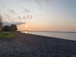 
                            <b>Zonsondergang boven rustig meer met verlaten, zanderige oever.</b><br>
                                                        <b>ISO:</b> 50 | <b>Sluitertijd:</b> 1/5435 | <b>Diafragma:</b> f/1.8 | <b>Datum:</b> 2025-06-15

                        
