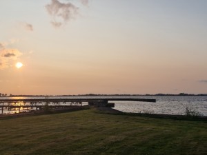 
                            <b>Zonsondergang bij pier met rustig water en grasveld op voorgrond.</b><br>
                                                        <b>ISO:</b> 50 | <b>Sluitertijd:</b> 1/1845 | <b>Diafragma:</b> f/1.8 | <b>Datum:</b> 2025-06-15

                        