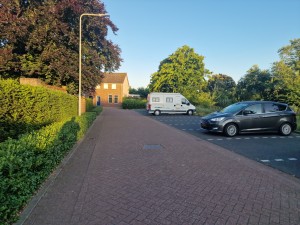 
                            <b>Straat met geparkeerde caravan en auto naast groen en huizen.</b><br>
                                                        <b>ISO:</b> 50 | <b>Sluitertijd:</b> 1/2141 | <b>Diafragma:</b> f/1.8 | <b>Datum:</b> 2025-06-30

                        