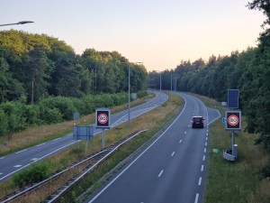 
                            <b>Lege weg met enkele auto's en snelheidsbord van 80 km/u.</b><br>
                                                        <b>ISO:</b> 50 | <b>Sluitertijd:</b> 1/401 | <b>Diafragma:</b> f/2.4 | <b>Datum:</b> 2025-06-30

                        