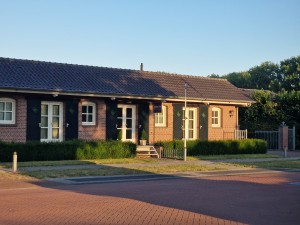 
                            <b>Bakstenen woning met zwarte luiken en groene heggen aan de voorzijde.</b><br>
                                                        <b>ISO:</b> 50 | <b>Sluitertijd:</b> 1/617 | <b>Diafragma:</b> f/2.4 | <b>Datum:</b> 2025-06-30

                        