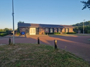 
                            <b>Lang, laag bakstenen gebouw met meerdere witte raamkozijnen en deuren.</b><br>
                                                        <b>ISO:</b> 50 | <b>Sluitertijd:</b> 3322259/1000000000 | <b>Diafragma:</b> f/1.8 | <b>Datum:</b> 2025-06-30

                        