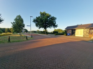 
                            <b>Straat met bomen, huis en verkeersdrempel, rustige omgeving.</b><br>
                                                        <b>ISO:</b> 50 | <b>Sluitertijd:</b> 1/396 | <b>Diafragma:</b> f/2.2 | <b>Datum:</b> 2025-06-30

                        