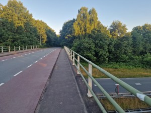 
                            <b>Fiets- en voetpad naast een weg met groen uitzicht.</b><br>
                                                        <b>ISO:</b> 50 | <b>Sluitertijd:</b> 1111111/200000000 | <b>Diafragma:</b> f/1.8 | <b>Datum:</b> 2025-06-30

                        