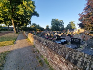 
                            <b>Begraafplaats met stenen grafzerken, omgeven door bakstenen muur en bomen.</b><br>
                                                        <b>ISO:</b> 50 | <b>Sluitertijd:</b> 1/353 | <b>Diafragma:</b> f/2.2 | <b>Datum:</b> 2025-06-30

                        