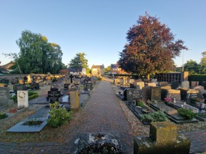 
                            <b>Pad tussen stenen grafmonumenten op begraafplaats met zicht op huizen.</b><br>
                                                        <b>ISO:</b> 50 | <b>Sluitertijd:</b> 1/354 | <b>Diafragma:</b> f/2.2 | <b>Datum:</b> 2025-06-30

                        