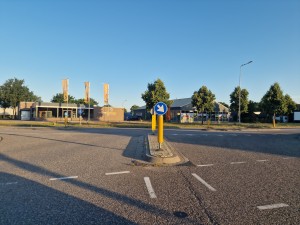 
                            <b>Verkeersbord op rotonde met pijlen naar rechts wijzend.</b><br>
                                                        <b>ISO:</b> 50 | <b>Sluitertijd:</b> 1/3968 | <b>Diafragma:</b> f/1.8 | <b>Datum:</b> 2025-06-30

                        