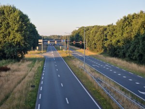 
                            <b>Lege snelweg met gescheiden rijbanen en stoplichten bij kruising.</b><br>
                                                        <b>ISO:</b> 50 | <b>Sluitertijd:</b> 1/467 | <b>Diafragma:</b> f/2.4 | <b>Datum:</b> 2025-06-30

                        