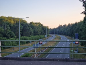 
                            <b>Lege snelweg met meerdere rijstroken, omgeven door bomen en groene bermen.</b><br>
                                                        <b>ISO:</b> 50 | <b>Sluitertijd:</b> 1/492 | <b>Diafragma:</b> f/2.4 | <b>Datum:</b> 2025-06-30

                        