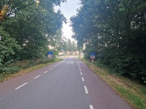 
                            <b>Verkeersborden langs lege weg wijzen op maatregelen en toegangsregels.</b><br>
                                                        <b>ISO:</b> 160 | <b>Sluitertijd:</b> 1/100 | <b>Diafragma:</b> f/1.8 | <b>Datum:</b> 2025-06-30

                        