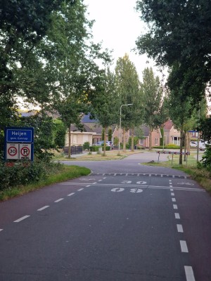 
                            <b>Weg naar woonwijk met verkeersbord en snelheidsbeperkingen.</b><br>
                                                        <b>ISO:</b> 50 | <b>Sluitertijd:</b> 1/102 | <b>Diafragma:</b> f/2.4 | <b>Datum:</b> 2025-06-30

                        
