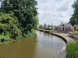 
                            <b>Rustige rivierbocht met groene begroeiing en gebouwen langs de waterkant.</b><br>
                                                        <b>ISO:</b> 50 | <b>Sluitertijd:</b> 1/11364 | <b>Diafragma:</b> f/1.8 | <b>Datum:</b> 2025-07-20

                        