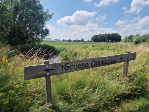 
                            <b>Houten bord wijst richting wandelroute 't Groene Ommetje in natuurgebied.</b><br>
                                                        <b>ISO:</b> 50 | <b>Sluitertijd:</b> 1/1799 | <b>Diafragma:</b> f/1.8 | <b>Datum:</b> 2025-07-20

                        