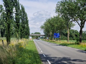 
                            <b>Landweg met bewegwijzering richting Oosterbeek en spoorbrug in de verte.</b><br>
                                                        <b>ISO:</b> 50 | <b>Sluitertijd:</b> 1/3135 | <b>Diafragma:</b> f/2.4 | <b>Datum:</b> 2025-07-20

                        
