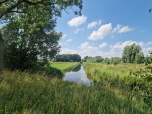 
                            <b>Smal kanaal omgeven door weelderig groen en bomen.</b><br>
                                                        <b>ISO:</b> 50 | <b>Sluitertijd:</b> 1/1580 | <b>Diafragma:</b> f/1.8 | <b>Datum:</b> 2025-07-20

                        