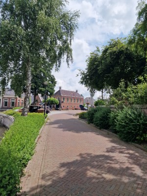 
                            <b>Bakstenen gebouw aan een rustige straat met bomen en groene struiken.</b><br>
                                                        <b>ISO:</b> 50 | <b>Sluitertijd:</b> 1/11905 | <b>Diafragma:</b> f/1.8 | <b>Datum:</b> 2025-07-20

                        