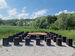 
                            <b>Houten zitplaatsen rond een groot metalen vuurplaats.</b><br>
                                                        <b>ISO:</b> 50 | <b>Sluitertijd:</b> 1/1859 | <b>Diafragma:</b> f/1.8 | <b>Datum:</b> 2025-07-20

                        