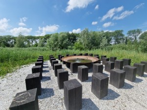 
                            <b>Rond kunstwerk met water, omringd door zwarte, rechthoekige blokken.</b><br>
                                                        <b>ISO:</b> 50 | <b>Sluitertijd:</b> 1/2513 | <b>Diafragma:</b> f/2.2 | <b>Datum:</b> 2025-07-20

                        
