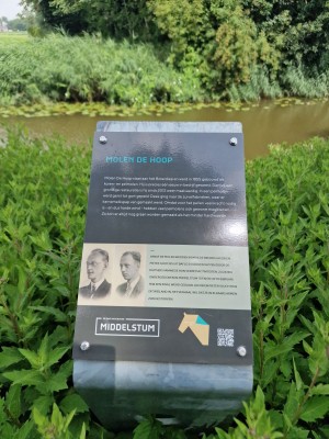 
                            <b>Informatiebord over molen 'De Hoop' met historische details en foto's.</b><br>
                                                        <b>ISO:</b> 50 | <b>Sluitertijd:</b> 1/4739 | <b>Diafragma:</b> f/1.8 | <b>Datum:</b> 2025-07-20

                        