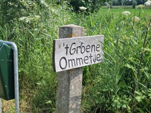 
                            <b>Houten bord met de tekst: 't Groene Ommetje, bevestigd aan een paal.</b><br>
                                                        <b>ISO:</b> 50 | <b>Sluitertijd:</b> 1/1148 | <b>Diafragma:</b> f/2.4 | <b>Datum:</b> 2025-07-20

                        