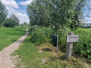 
                            <b>Bosrijk wandelpad met vuilnisbak en bord met de tekst 't Groene Ommetje.</b><br>
                                                        <b>ISO:</b> 50 | <b>Sluitertijd:</b> 1362397/1000000000 | <b>Diafragma:</b> f/1.8 | <b>Datum:</b> 2025-07-20

                        