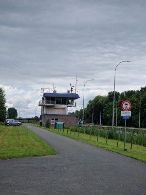 
                            <b>Brugwachtershuis en verkeersbord op een smal asfaltpad.</b><br>
                                                        <b>ISO:</b> 50 | <b>Sluitertijd:</b> 1/2646 | <b>Diafragma:</b> f/2.4 | <b>Datum:</b> 2025-07-27

                        