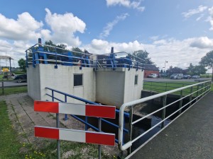 
                            <b>Sluizeninstallatie met metalen hekken en afsluitborden zichtbaar aan de buitenkant.</b><br>
                                                        <b>ISO:</b> 50 | <b>Sluitertijd:</b> 1/2016 | <b>Diafragma:</b> f/2.2 | <b>Datum:</b> 2025-07-27

                        
