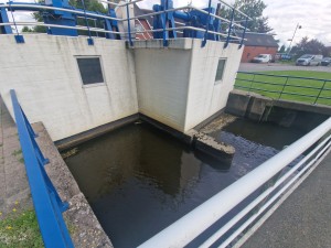 
                            <b>Waterafvoersysteem bij een brug met betonnen en metalen constructies.</b><br>
                                                        <b>ISO:</b> 50 | <b>Sluitertijd:</b> 1/1075 | <b>Diafragma:</b> f/2.2 | <b>Datum:</b> 2025-07-27

                        
