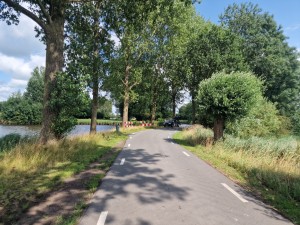 
                            <b>Geasfalteerd fietspad langs bomen en een waterkant.</b><br>
                                                        <b>ISO:</b> 50 | <b>Sluitertijd:</b> 1/5714 | <b>Diafragma:</b> f/1.8 | <b>Datum:</b> 2025-07-27

                        