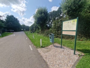 
                            <b>Informatiebord en prullenbak langs fietspad met groene omgeving.</b><br>
                                                        <b>ISO:</b> 50 | <b>Sluitertijd:</b> 1/2347 | <b>Diafragma:</b> f/2.2 | <b>Datum:</b> 2025-07-27

                        