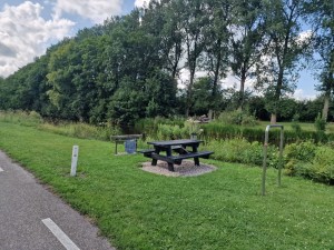 
                            <b>Picknicktafel en bankje naast een rustige waterkant met groene omgeving.</b><br>
                                                        <b>ISO:</b> 50 | <b>Sluitertijd:</b> 1351351/1000000000 | <b>Diafragma:</b> f/1.8 | <b>Datum:</b> 2025-07-27

                        