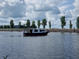 
                            <b>Zwarte en witte boot vaart rustig over een brede waterweg.</b><br>
                                                        <b>ISO:</b> 50 | <b>Sluitertijd:</b> 1/3333 | <b>Diafragma:</b> f/2.4 | <b>Datum:</b> 2025-07-27

                        