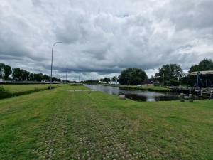 
                            <b>Kanaal met brug en groene grasstroken langs beide zijden.</b><br>
                                                        <b>ISO:</b> 50 | <b>Sluitertijd:</b> 1/3831 | <b>Diafragma:</b> f/2.2 | <b>Datum:</b> 2025-07-27

                        