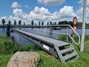 
                            <b>Een smalle loopbrug over een rivier met verbodsborden.</b><br>
                                                        <b>ISO:</b> 50 | <b>Sluitertijd:</b> 1/15152 | <b>Diafragma:</b> f/1.8 | <b>Datum:</b> 2025-07-27

                        