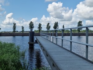 
                            <b>Stalen loopbrug over water, bomenrij op achtergrond.</b><br>
                                                        <b>ISO:</b> 50 | <b>Sluitertijd:</b> 1/1522 | <b>Diafragma:</b> f/1.8 | <b>Datum:</b> 2025-07-27

                        
