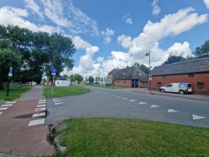 
                            <b>Traditionele bakstenen gebouwen langs rustige weg met geparkeerd voertuig.</b><br>
                                                        <b>ISO:</b> 50 | <b>Sluitertijd:</b> 1/2028 | <b>Diafragma:</b> f/2.2 | <b>Datum:</b> 2025-07-27

                        