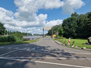 
                            <b>Weg met verkeersbord, waterkant, en bosrijke omgeving onder een zonnige hemel.</b><br>
                                                        <b>ISO:</b> 50 | <b>Sluitertijd:</b> 1/15625 | <b>Diafragma:</b> f/1.8 | <b>Datum:</b> 2025-07-27

                        
