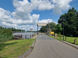 
                            <b>Weg met verkeersbord, naar brug en water met groene omgeving.</b><br>
                                                        <b>ISO:</b> 50 | <b>Sluitertijd:</b> 1/18519 | <b>Diafragma:</b> f/1.8 | <b>Datum:</b> 2025-07-27

                        