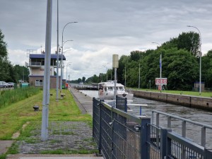 
                            <b>Boot wacht bij een sluis om door te varen.</b><br>
                                                        <b>ISO:</b> 50 | <b>Sluitertijd:</b> 1/1748 | <b>Diafragma:</b> f/2.4 | <b>Datum:</b> 2025-07-27

                        