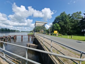 
                            <b>Brug over kanaal met waarschuwingsbord en metalen constructie.</b><br>
                                                        <b>ISO:</b> 50 | <b>Sluitertijd:</b> 1/2451 | <b>Diafragma:</b> f/2.2 | <b>Datum:</b> 2025-07-27

                        