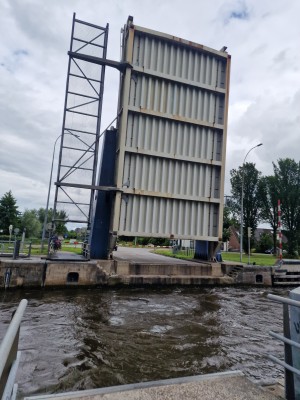 
                            <b>Opgetrokken brug boven kanaal met passerend water.</b><br>
                                                        <b>ISO:</b> 50 | <b>Sluitertijd:</b> 1/1192 | <b>Diafragma:</b> f/1.8 | <b>Datum:</b> 2025-07-27

                        
