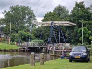 
                            <b>Ophaalbrug naast geparkeerde auto en visser aan waterkant.</b><br>
                                                        <b>ISO:</b> 50 | <b>Sluitertijd:</b> 1/1038 | <b>Diafragma:</b> f/2.4 | <b>Datum:</b> 2025-07-27

                        