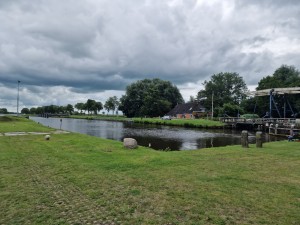 
                            <b>Kanaal met een brug en huis, omringd door gras en bomen.</b><br>
                                                        <b>ISO:</b> 50 | <b>Sluitertijd:</b> 1/9804 | <b>Diafragma:</b> f/1.8 | <b>Datum:</b> 2025-07-27

                        