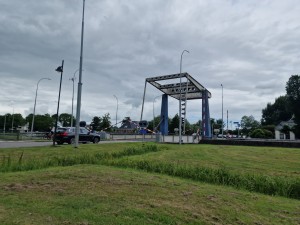 
                            <b>Moderne ophaalbrug met auto wachtend aan de kant van de weg.</b><br>
                                                        <b>ISO:</b> 50 | <b>Sluitertijd:</b> 1/16129 | <b>Diafragma:</b> f/1.8 | <b>Datum:</b> 2025-07-27

                        