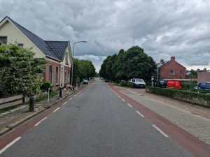 
                            <b>Straatperspectief met geparkeerde auto's, huis en bomen langs de weg.</b><br>
                                                        <b>ISO:</b> 50 | <b>Sluitertijd:</b> 1362397/1000000000 | <b>Diafragma:</b> f/1.8 | <b>Datum:</b> 2025-07-27

                        