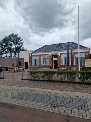 
                            <b>Rood bakstenen gebouw met terras en vlaggenmast.</b><br>
                                                        <b>ISO:</b> 50 | <b>Sluitertijd:</b> 1/9434 | <b>Diafragma:</b> f/1.8 | <b>Datum:</b> 2025-07-27

                        