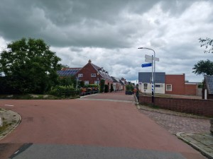 
                            <b>Rode weg in dorp met bakstenen huizen en zonnepanelen.</b><br>
                                                        <b>ISO:</b> 50 | <b>Sluitertijd:</b> 1/9524 | <b>Diafragma:</b> f/1.8 | <b>Datum:</b> 2025-07-27

                        